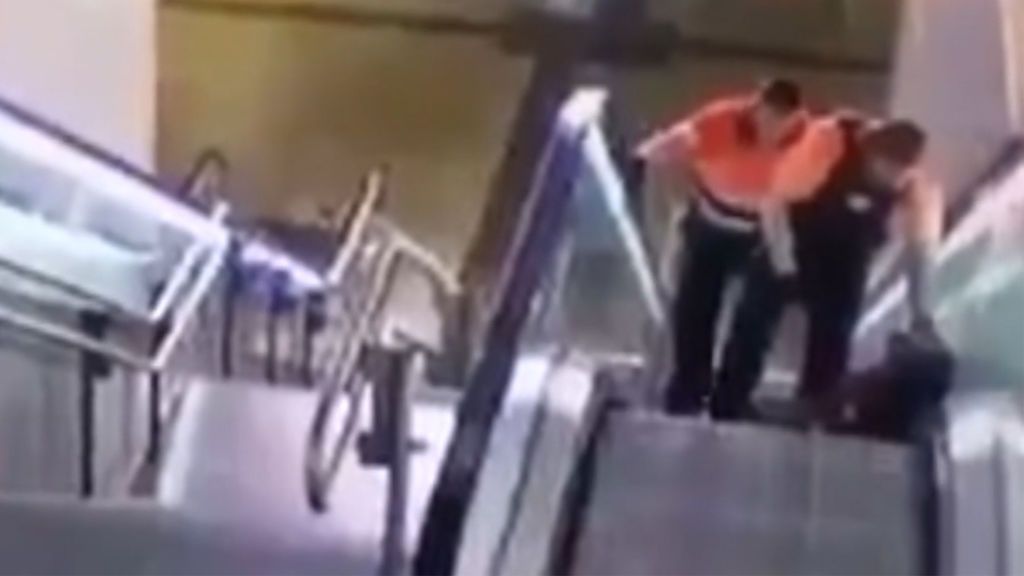 El vídeo de la paliza a un hombre negro en el metro de Madrid fue compartido entre burlas en un chat de vigilantes