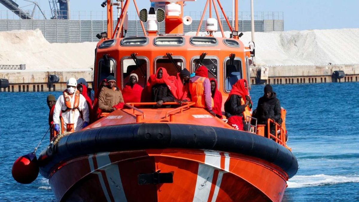 Rescatan una patera en el Estrecho con 59 personas a bordo, entre ellas 51 menores