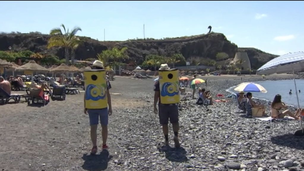 La campaña 'cada lata cuenta' recorre las playas españolas para informar de lo útil que es reciclarlas