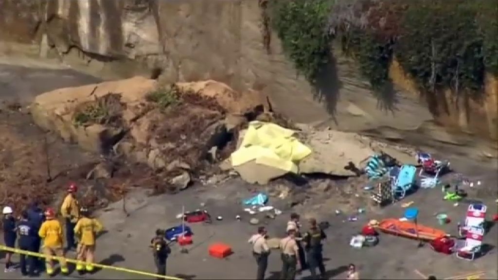 Mueren 3 personas por el derrumbamiento de un acantilado en una playa de California