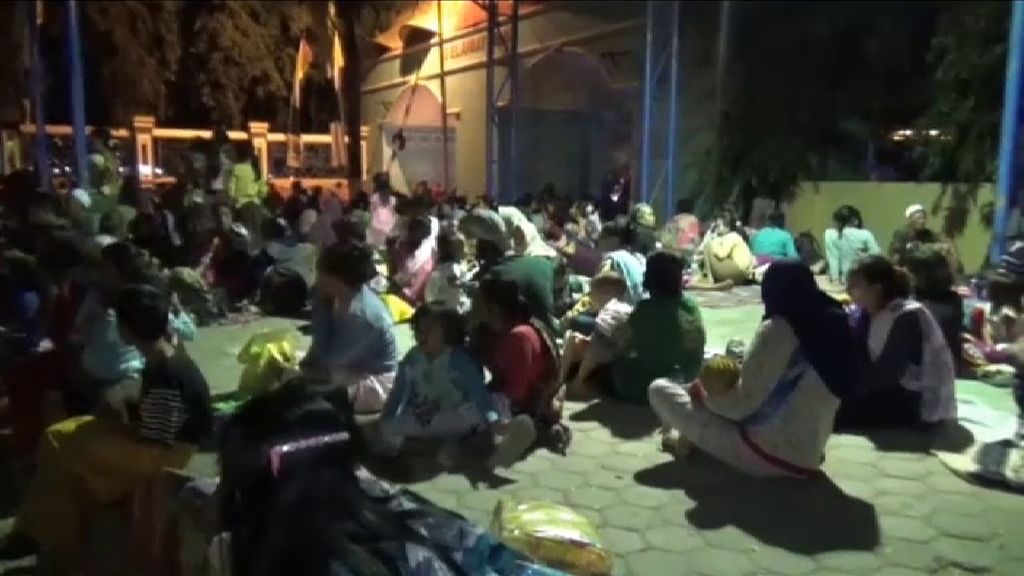 Miles de personas evacuadas en Indonesia tras el fuerte terremoto registrado ayer