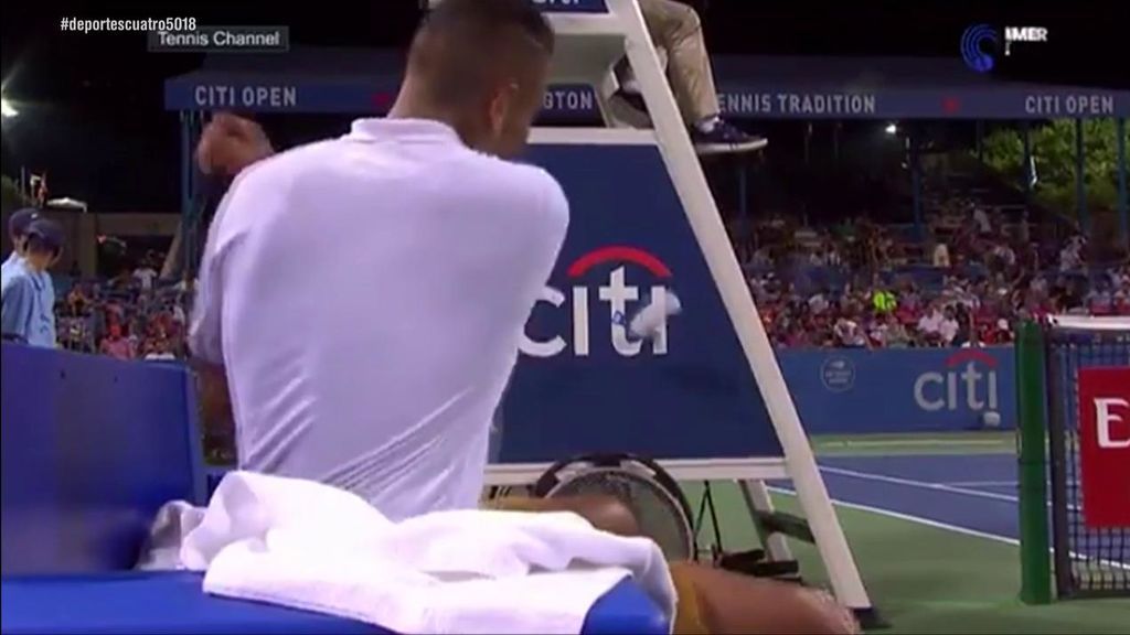 Kyrgios la vuelve a liar: lanza un botellazo contra la silla del árbitro y dice que se la resbalado