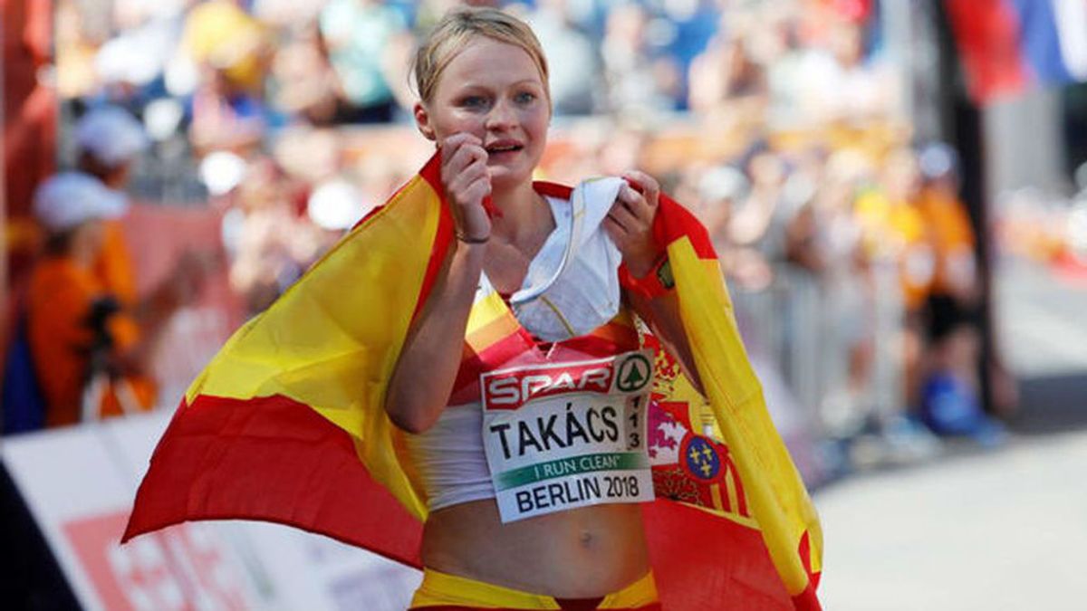 La atleta española Julia Takacs huye corriendo de un acosador mientras se entrenaba