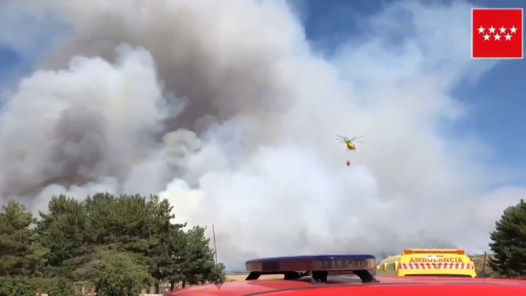 Los bomberos siguen intentando estabilizar el fuego declarado esta tarde en la sierra de Guadarrama