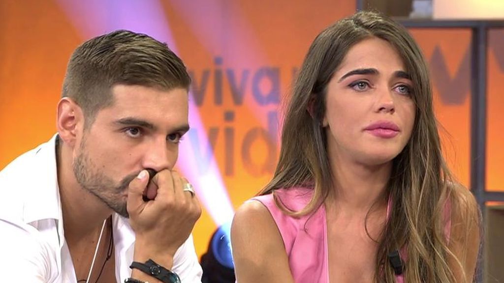 Fabio se cree que Violeta le va a dejar en directo y ella se derrumba al enterarse