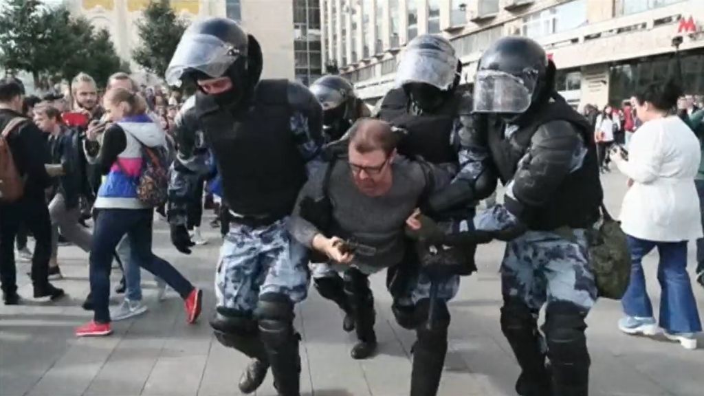 La Policía rusa vuelve a cargar contra los manifestantes que piden unas elecciones libres y sin vetos