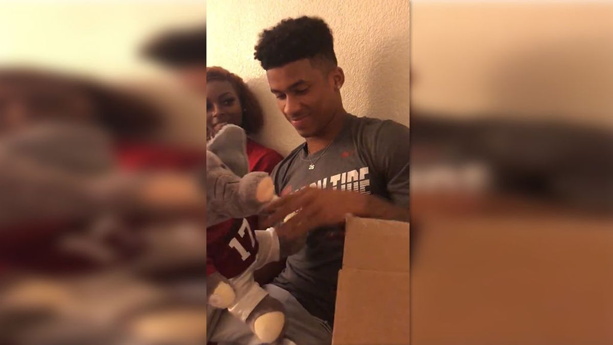 Un jugador de fútbol americano pierde a su padre y su novia le regala un peluche que reproduce sus últimos gritos de ánimo