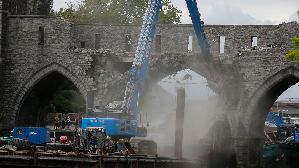 EuropaPress_2303828_02_August_2019_Belgium_Tournai_Heavy_machinery_demolishes_the_Pont_des_Trous_de_Tournai_bridge_Photo_Nicolas_Maeterlinck_BELGA_dpa_ONLY_FOR_USE_IN_SPAIN