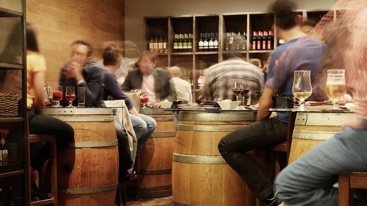 La costumbre de 'tomar algo': el 75 % de los españoles sale de bares todas las semanas