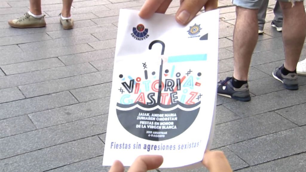 La Ertzaintza distribuye un folleto para evitar agresiones sexistas durante las fiestas de Vitoria