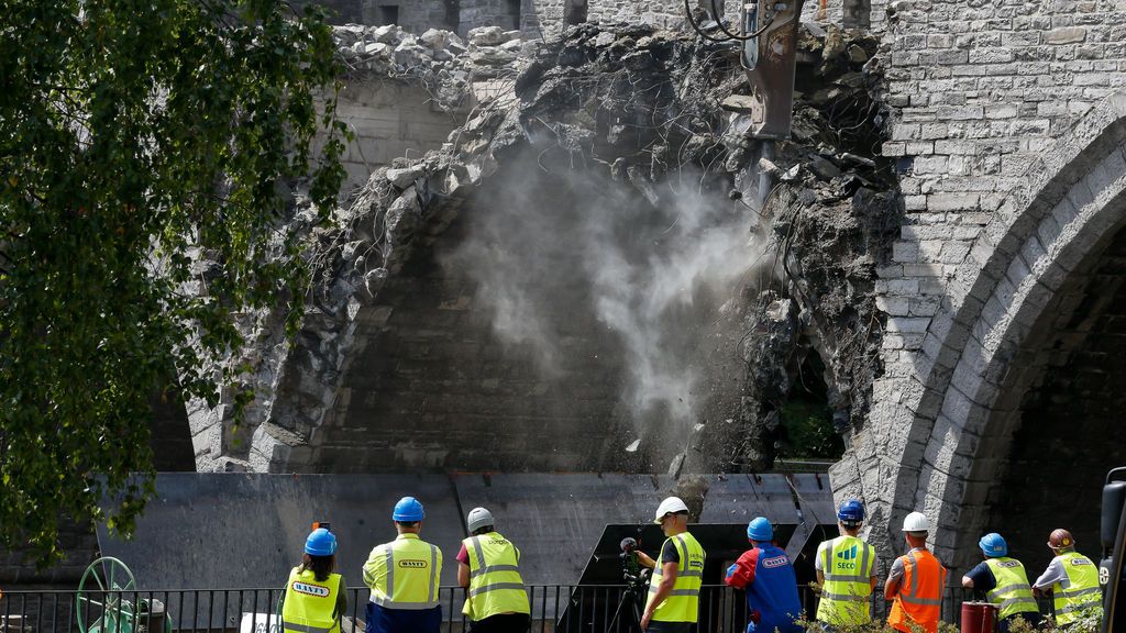 EuropaPress_2303825_02_August_2019_Belgium_Tournai_Heavy_machinery_demolishes_the_Pont_des_Trous_de_Tournai_bridge_Photo_Nicolas_Maeterlinck_BELGA_dpa_ONLY_FOR_USE_IN_SPAIN