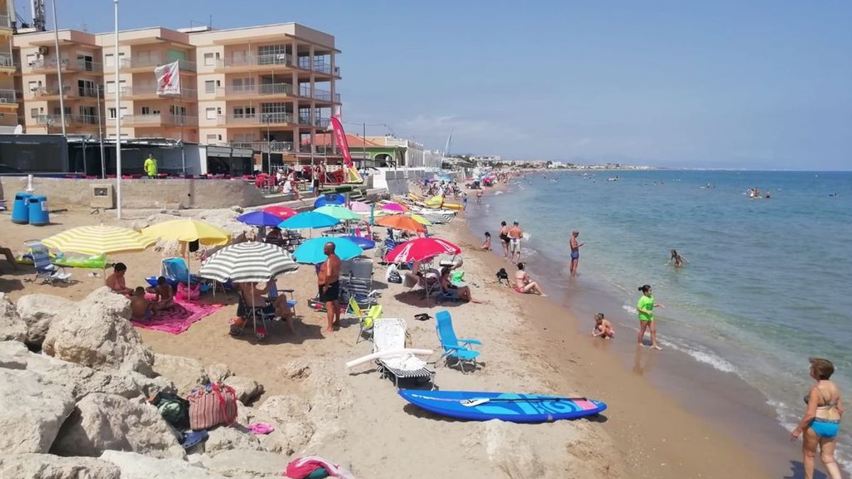 Vecinos de Dénia claman por la falta de arena en la playa de Les Deveses