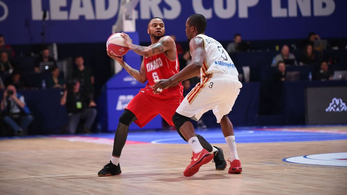 Un jugador de baloncesto da positivo en un test de embarazo Un jugador de baloncesto da positivo en un test de embarazo