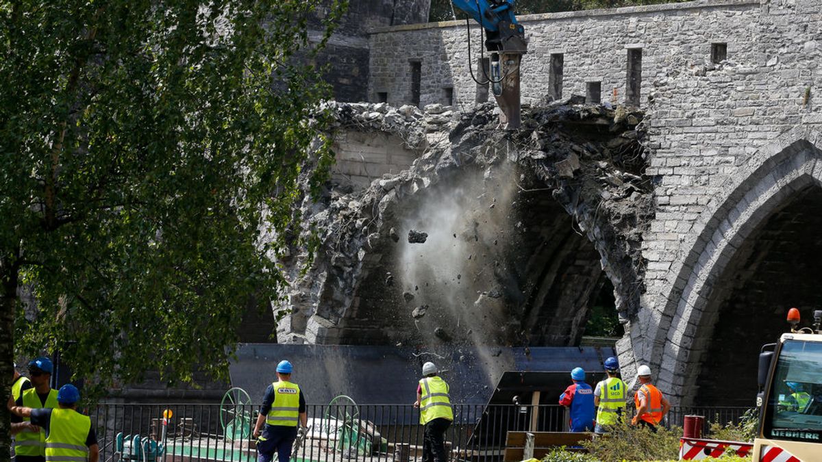 EuropaPress_2303826_02_August_2019_Belgium_Tournai_Heavy_machinery_demolishes_the_Pont_des_Trous_de_Tournai_bridge_Photo_Nicolas_Maeterlinck_BELGA_dpa_ONLY_FOR_USE_IN_SPAIN