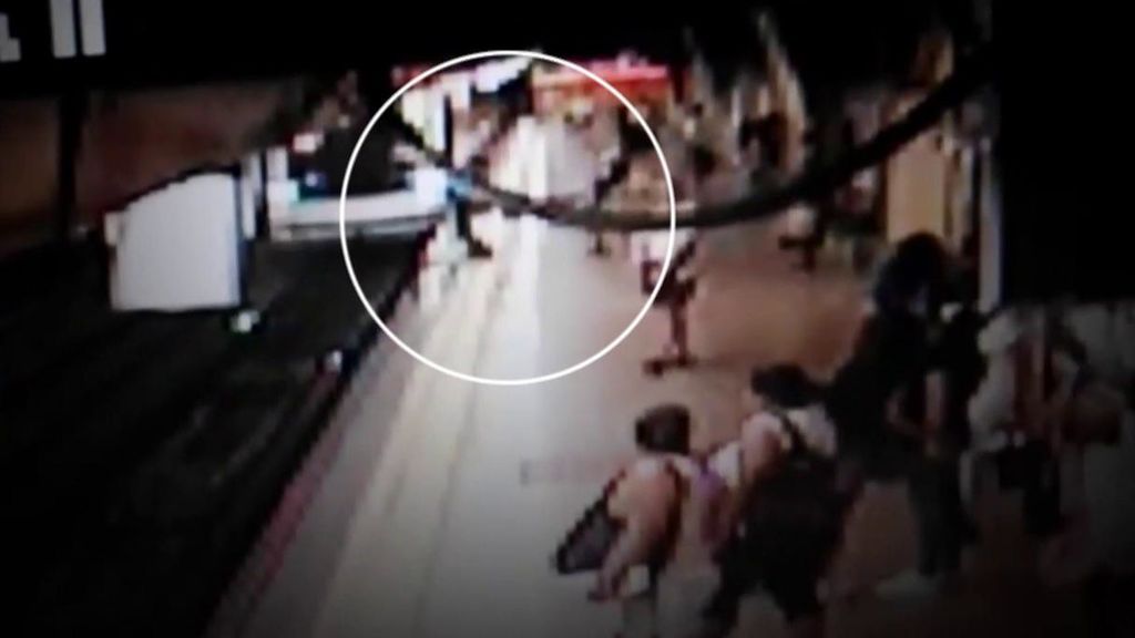 Prisión sin fianza al hombre que tiró de una patada a un viajero a las vías del metro de Argüelles