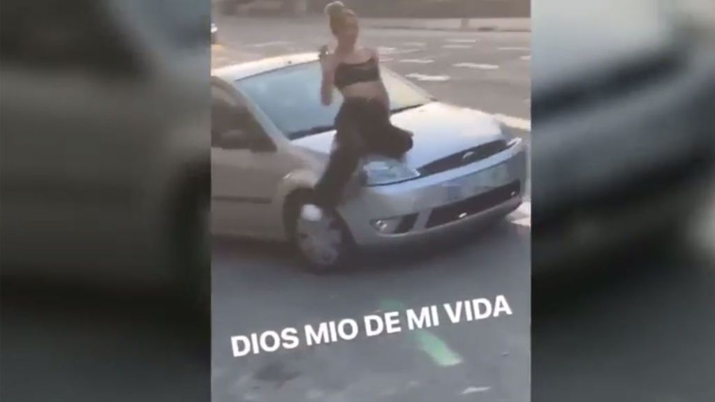 La Policía multa con 500 euros a un hombre por conducir con su mujer en el capó en Barcelona La Policía multa con 500 euros a un hombre por conducir con su mujer en el capó en Barcelona
