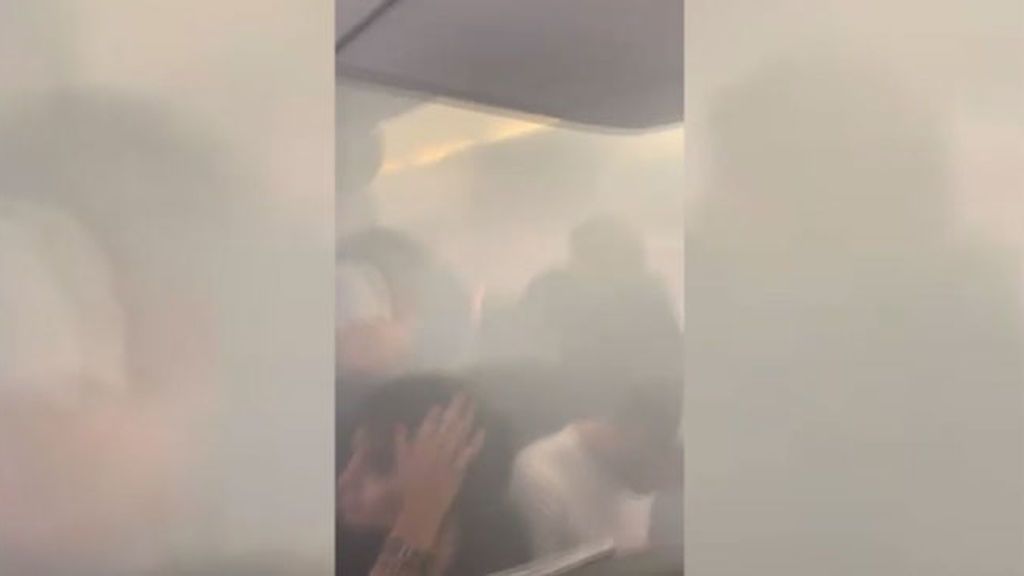Más de una decena de heridos leves al llenarse de humo la cabina de un avión de British aterrizado en Manises