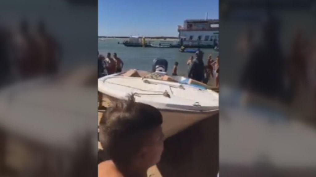 Una narco lancha invade por sorpresa en una playa de Sanlúcar