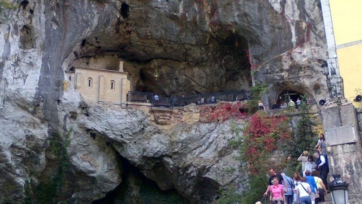 En estado grave un niño de 3 años tras caerse de la ermita de Covadonga