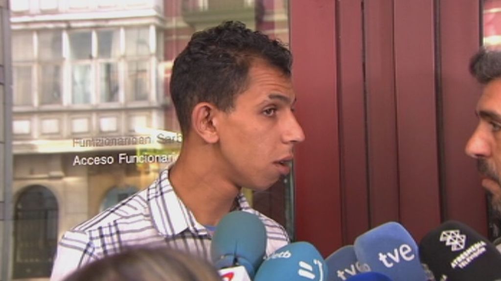"No conozco a la chica", habla uno de los detenidos por la violación grupal en Bilbao a la salida del juzgado