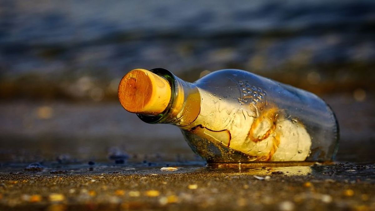 Un profesor de Nueva York recupera una botella que lanzó al mar hace 47 años para un experimento