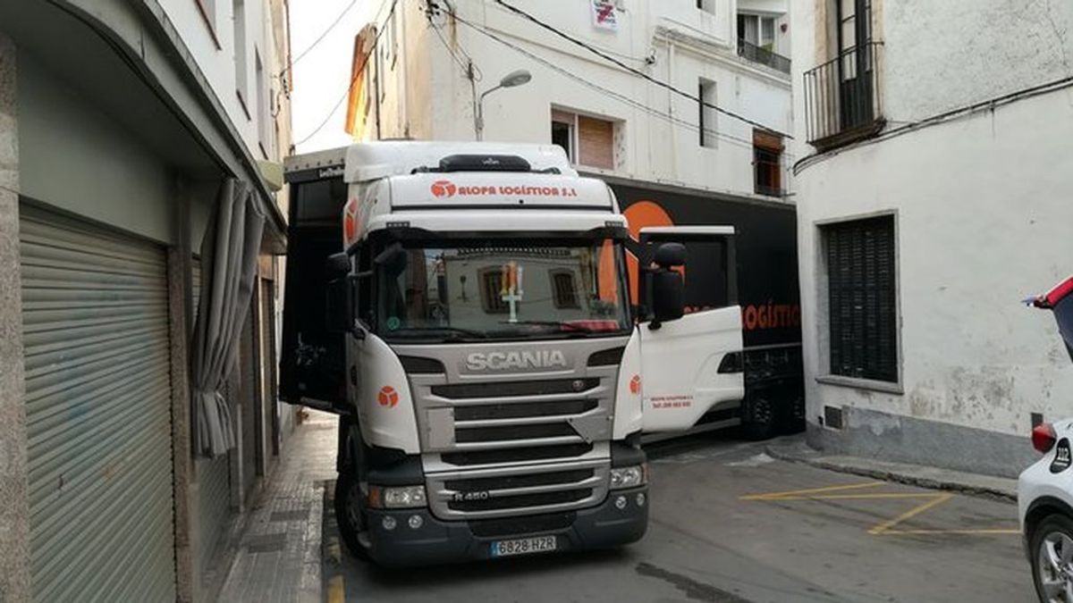 Un camión de gran tonelaje se ha quedado atrapado en las calles de Sant Pol de Mar, Barcelona