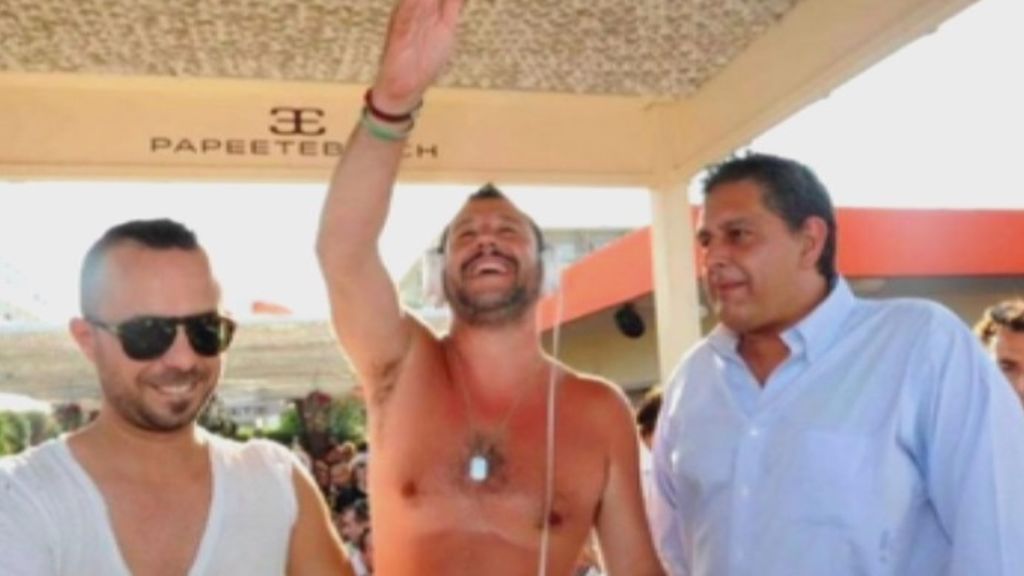 El polémico verano del ministro italiano Salvini rodeado de gogós y mojitos