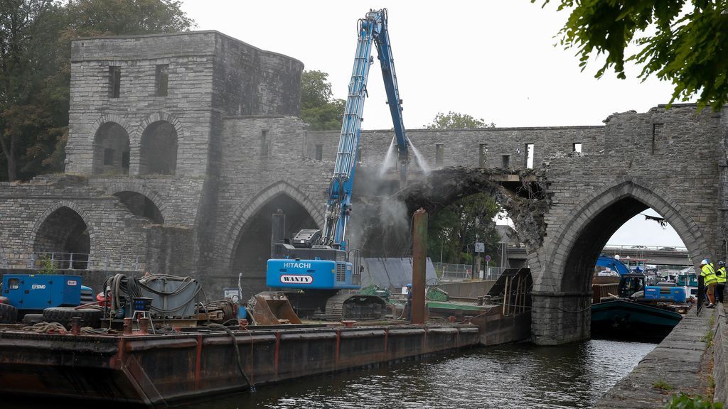 Bélgica tira abajo un puente medieval para mejorar la navegación de barcos Bélgica tira abajo un puente medieval para mejorar la navegación de barcos
