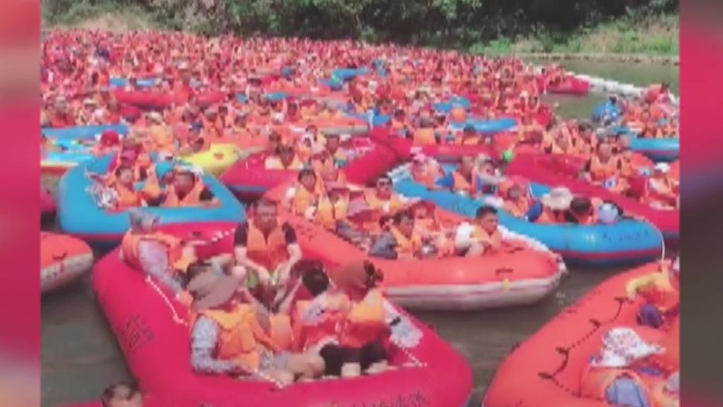 El furor en China por el 'rafting' atasca un río con miles de balsas llenas de familias con niños