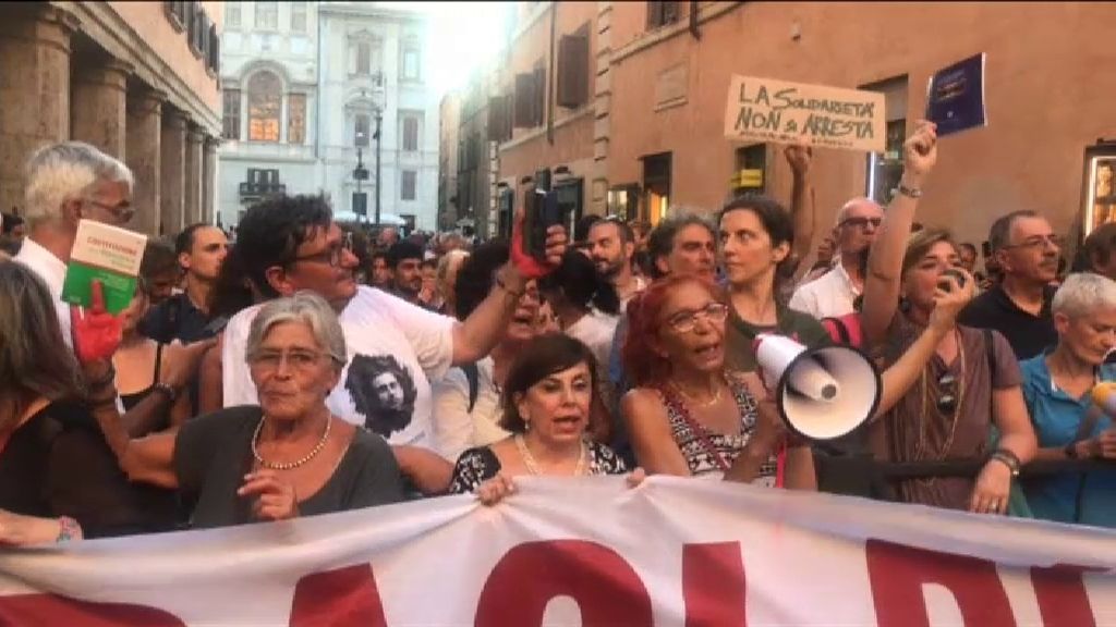 Cientos de italianos protestan ante la nueva ley de Salvini contra la inmigración