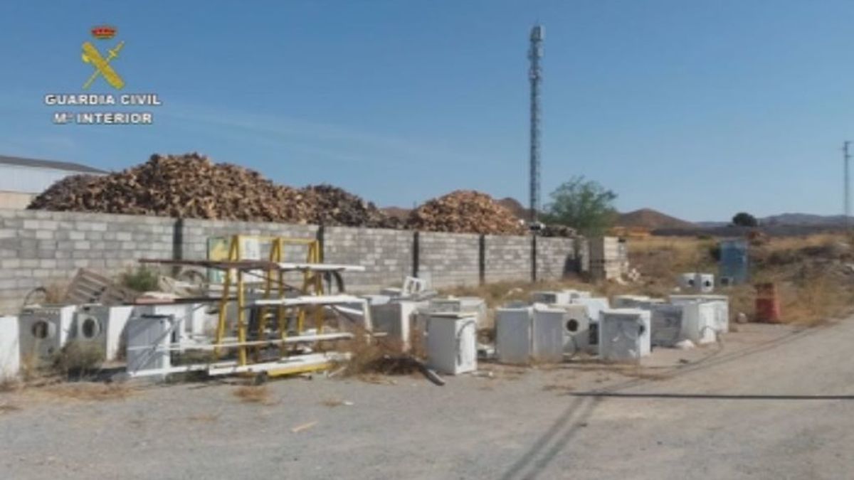 La Guardia Civil denuncia a la empresa de residuos del hombre que se grabó lanzando un frigorífico al monte