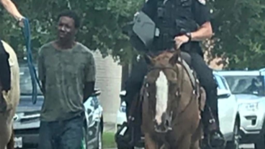 La foto de la "vergüenza": indignación en Texas por la imagen de dos policías a caballo llevando atado a un negro