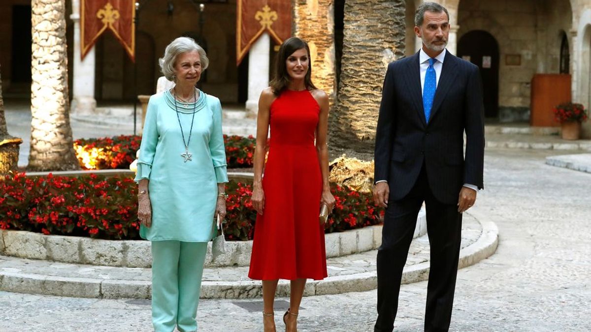 El rey Felipe VI, junto a la reina Letizia y la reina Sofía,  en el Palacio de la Almudaina