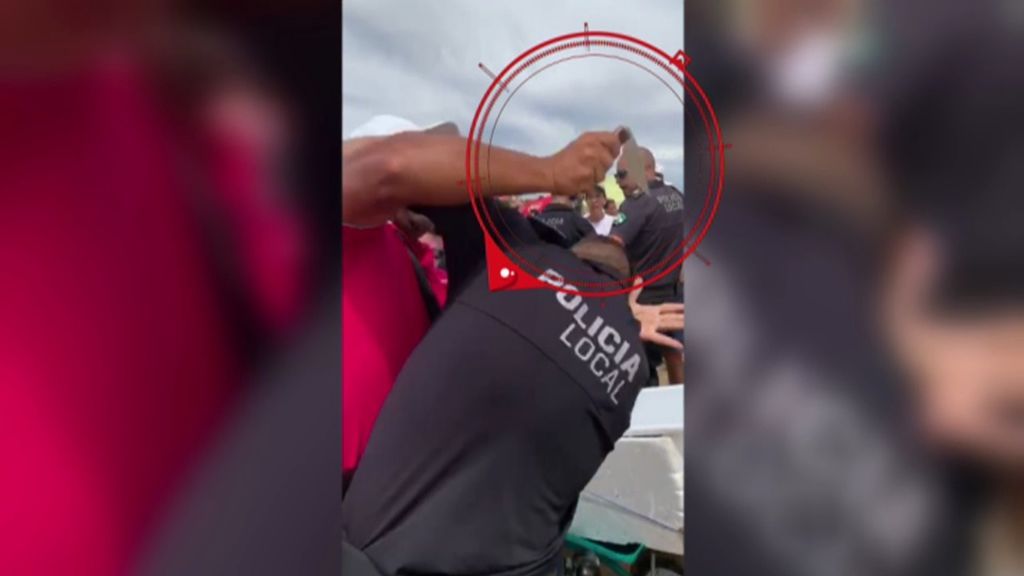 El vídeo de un vendedor ambulante que apuñala a un policía en Punta Umbría