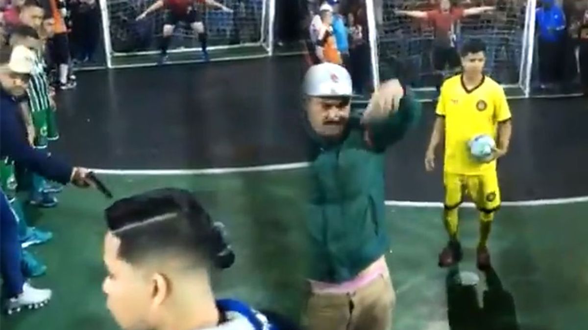Un jugador de futsal tira el penalti decisivo mientras le apuntan con una pistola: el futbolista acabó fallando Un jugador de futsal tira el penalti decisivo mientras le apuntan con una pistola: el futbolista acabó fallando