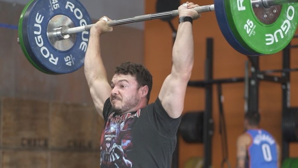 Hematomas, moretones, heridas y ampollas: las manos de un deportista de crossfit después de un campeonato Hematomas, moretones, heridas y ampollas: las manos de un deportista de crossfit después de un campeonato