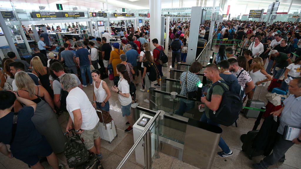 El personal de seguridad del aeropuerto de Barcelona-El Prat mantiene la huelga indefinida El personal de seguridad del aeropuerto de Barcelona-El Prat mantiene la huelga indefinida