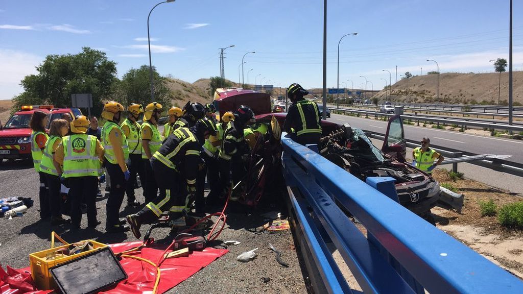 Un aparatoso accidente tráfico en Madrid deja un hombre muerto y dos menores heridos