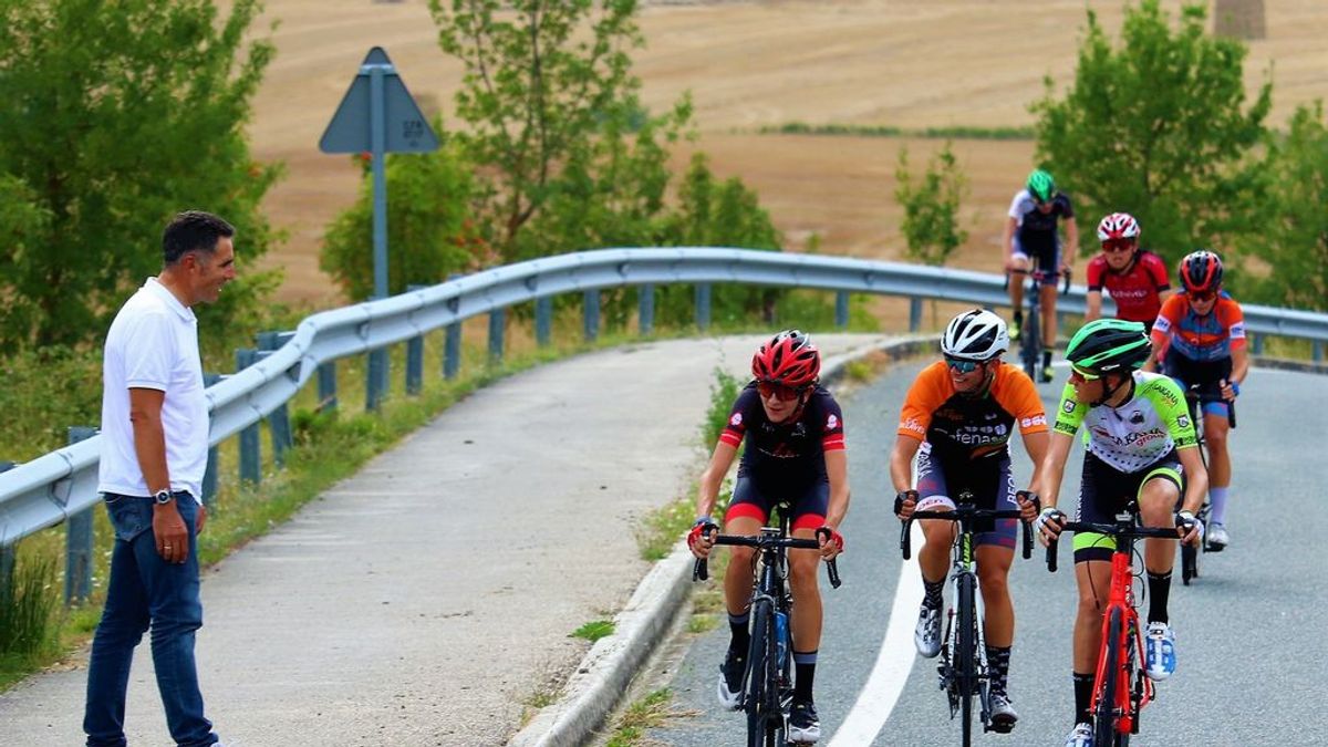 Los ciclistas de la Vuelta junior a Pamplona alucinan al ver a Miguel Induráin animarles sentado en un quitamiedos: "Qué grande es"