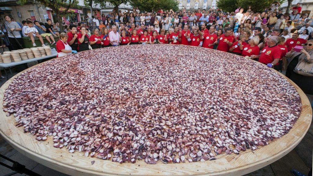 Vecinos de un pueblo de Ourense sirven, un año más, la tapa del pulpo más grande del mundo