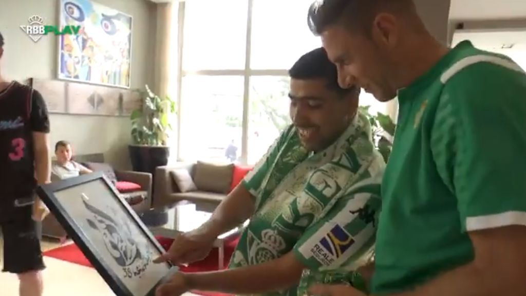 Joaquín no puede contener la risa al recibir un exótico regalo de parte de dos aficionados marroquíes: "Qué bueno por favor" Joaquín no puede contener la risa al recibir un exótico regalo de parte de dos aficionados marroquíes: "Qué bueno por favor"