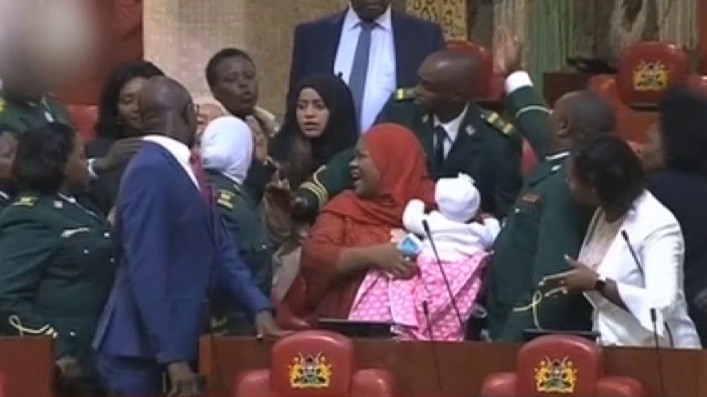 Una diputada del Parlamento de Kenia, expulsada del hemiciclo por llevar a su bebé de cinco meses