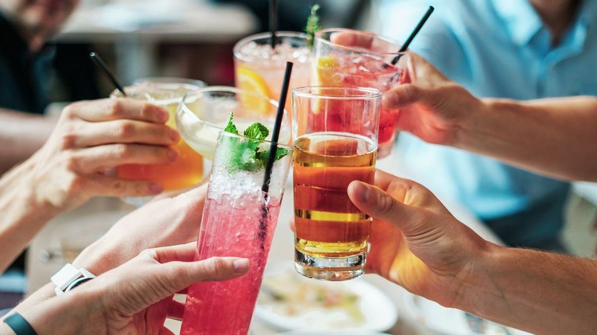 Estas son las 5 bebidas típicas del verano que más calorías contienen, según la OCU