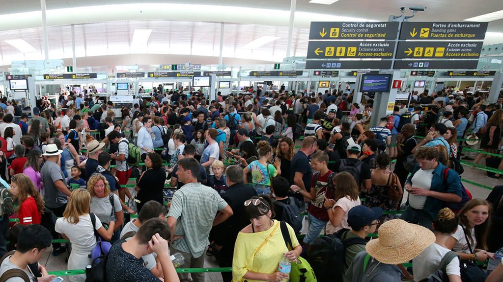 El personal del aeropuerto de Barcelona mantiene huelga indefinida
