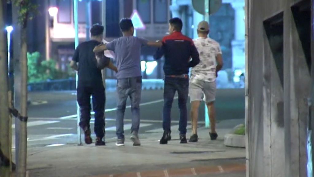 Analizan la posible expulsión de los cuatro acusados de violación grupal en Bilbao que fueron puestos en libertad Analizan la posible expulsión de los cuatro acusados de violación grupal en Bilbao que fueron puestos en libertad