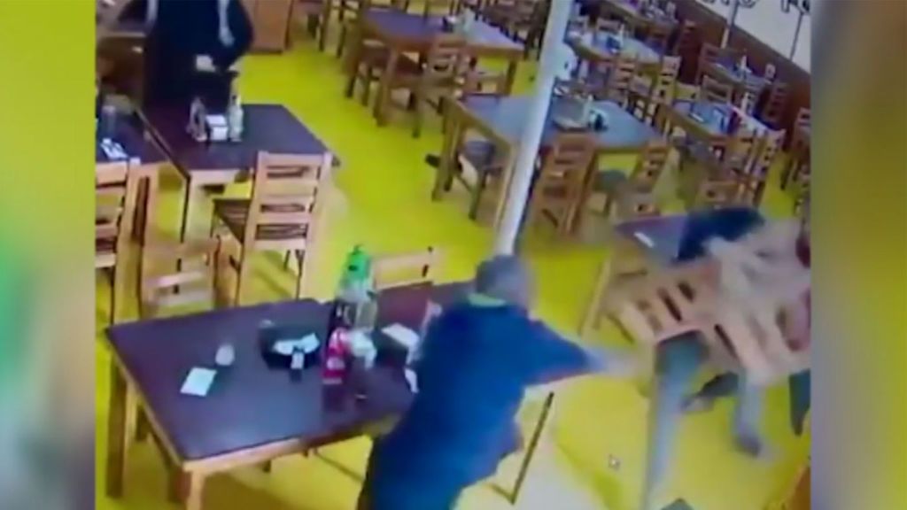 Unos camareros evitan un atraco a sillazos en Santiago de Chile