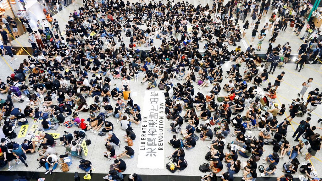La terminal de llegadas del aeropuerto de Hong Kong, colapsada por los manifestantes antigubernamentales