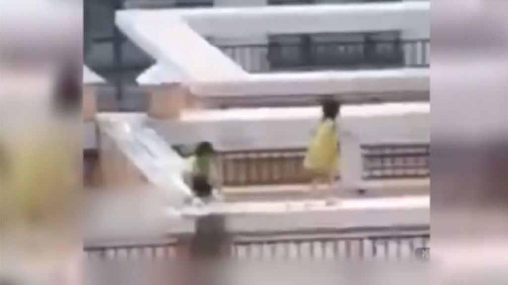 El peligroso juego de tres niños sobre la azotea de un edificio de considerable altura en China