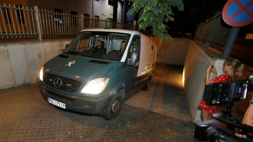 Cárcel para tres miembros de la manada de Benidorm por abuso sexual y libertad provisional para los otros dos