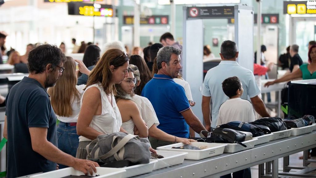 La huelga de vigilantes del aeropuerto de Barcelona ha hecho que la gente acuda con mucha antelación